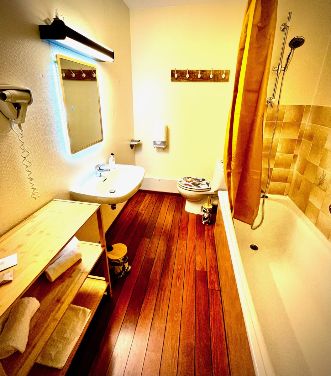 salle de bain hotel le mont brouilly